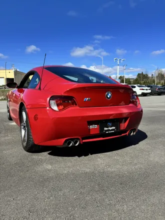BMW Z4 M Coupé rouge, trois quarts arrière.