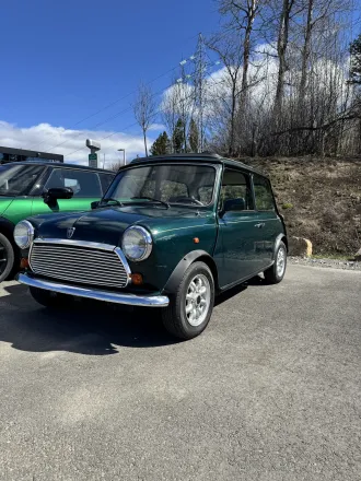 MINI classique vert foncé, trois quarts avant, calandre chromée.