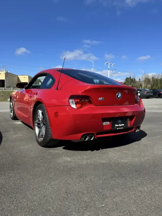 BMW Z4 M Coupé rouge, trois quarts arrière, autre angle.