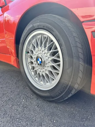 Jante BBS à rayons croisés de la BMW M3 E30, vue de face.