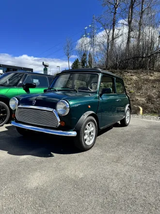 MINI classique vert foncé, trois quarts avant, vue rapprochée.