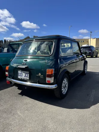 MINI classique vert foncé, trois quarts arrière.