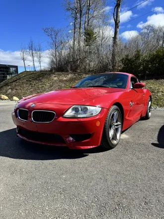 BMW Z4 M Coupé rouge, trois quarts avant.