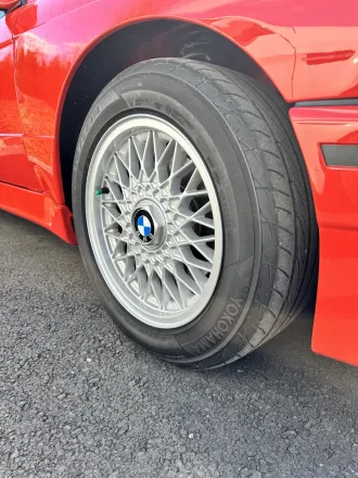 Roue avant de la BMW M3 E30 : jante BBS à rayons croisés et moyeu BMW.