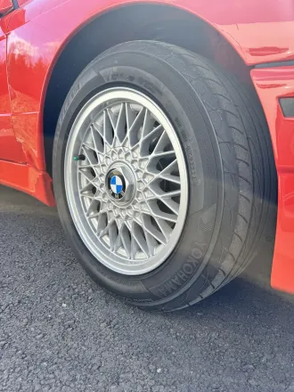 Jante BBS à rayons croisés de la BMW M3 E30, sous un autre angle.